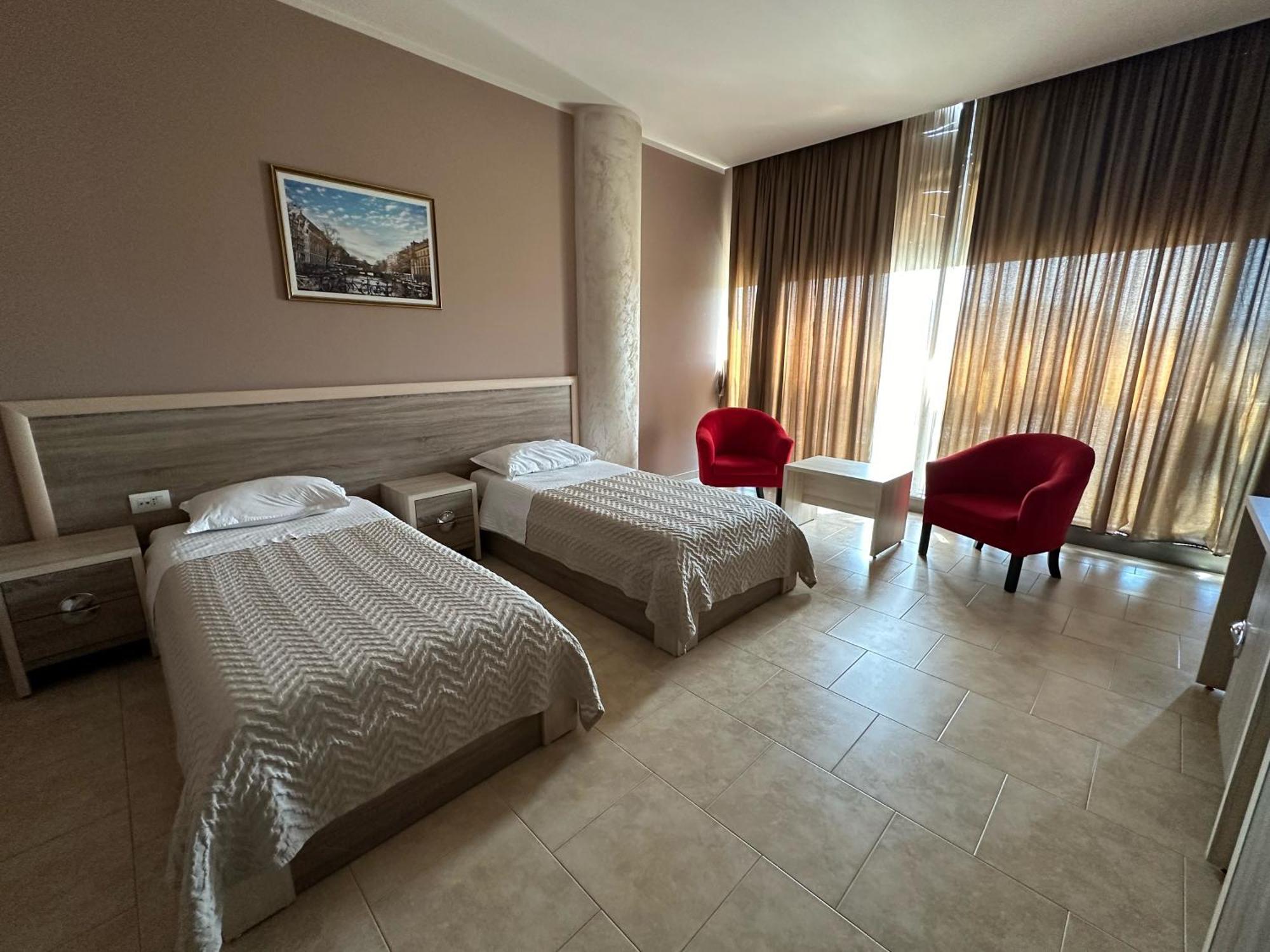 Hotel Terminal Tirana Bregu i Lumit Экстерьер фото